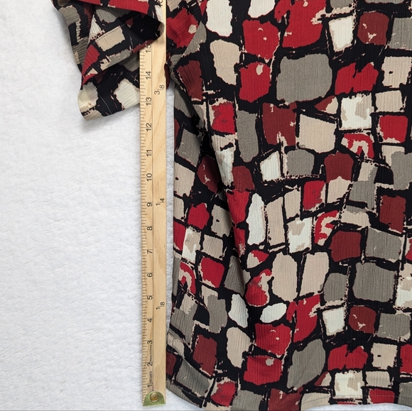 4/$80 Donnkenny Petites Red Beige Abstract Shoulder Pads Short Sleeve Button Up - Picture 6 of 7
